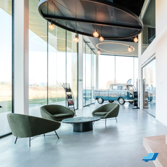 Montage en advies van sidebars en treeplanken in showroom met klantbegeleiding